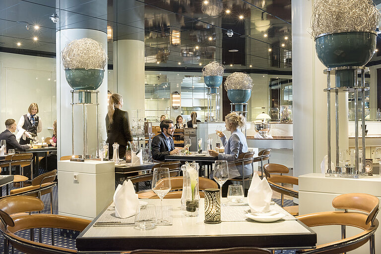Guests enjoying a stylish dinner at Classico restaurant in Maritim Hotel Frankfurt.