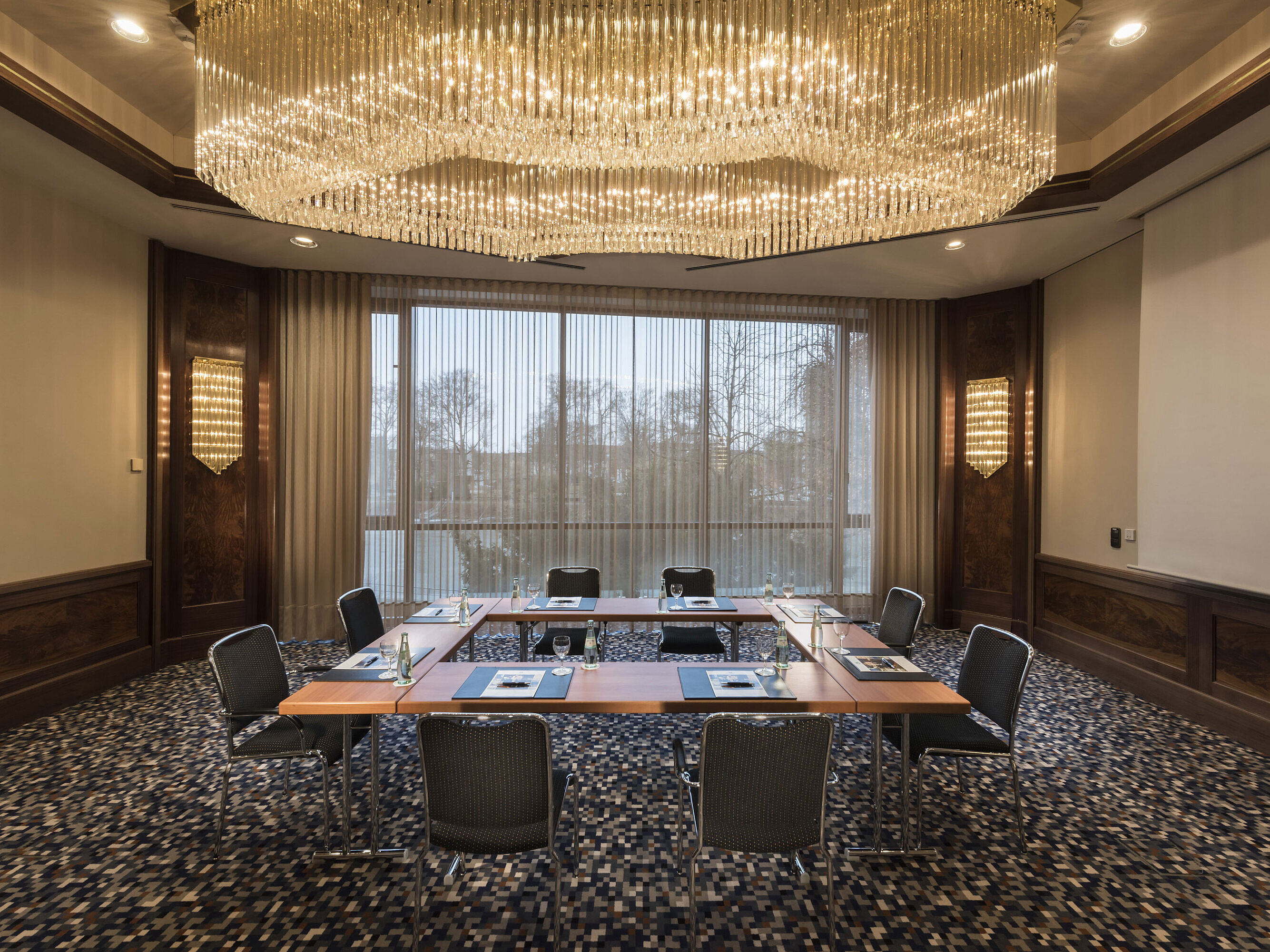 Exclusive meeting room with large chandelier and daylight at Maritim Hotel Ulm.