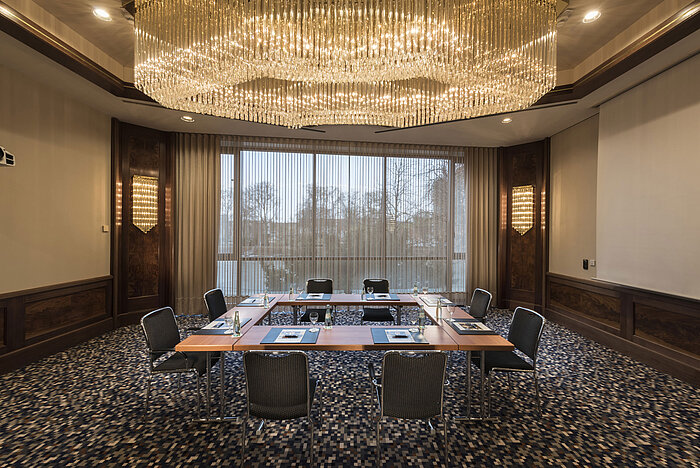 Exclusive meeting room with large chandelier and daylight at Maritim Hotel Ulm.