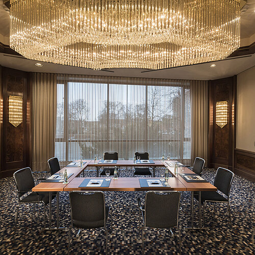Exclusive meeting room with large chandelier and daylight at Maritim Hotel Ulm.