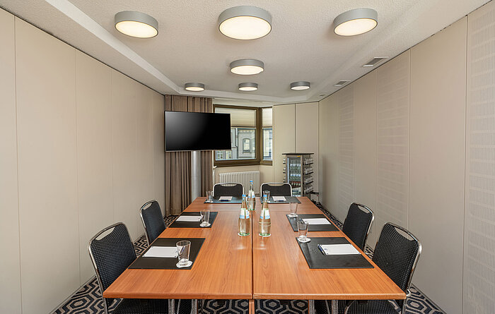 Meeting room "Salon Bad Homburg" at Maritim Hotel Bad Homburg with conference table and screen.