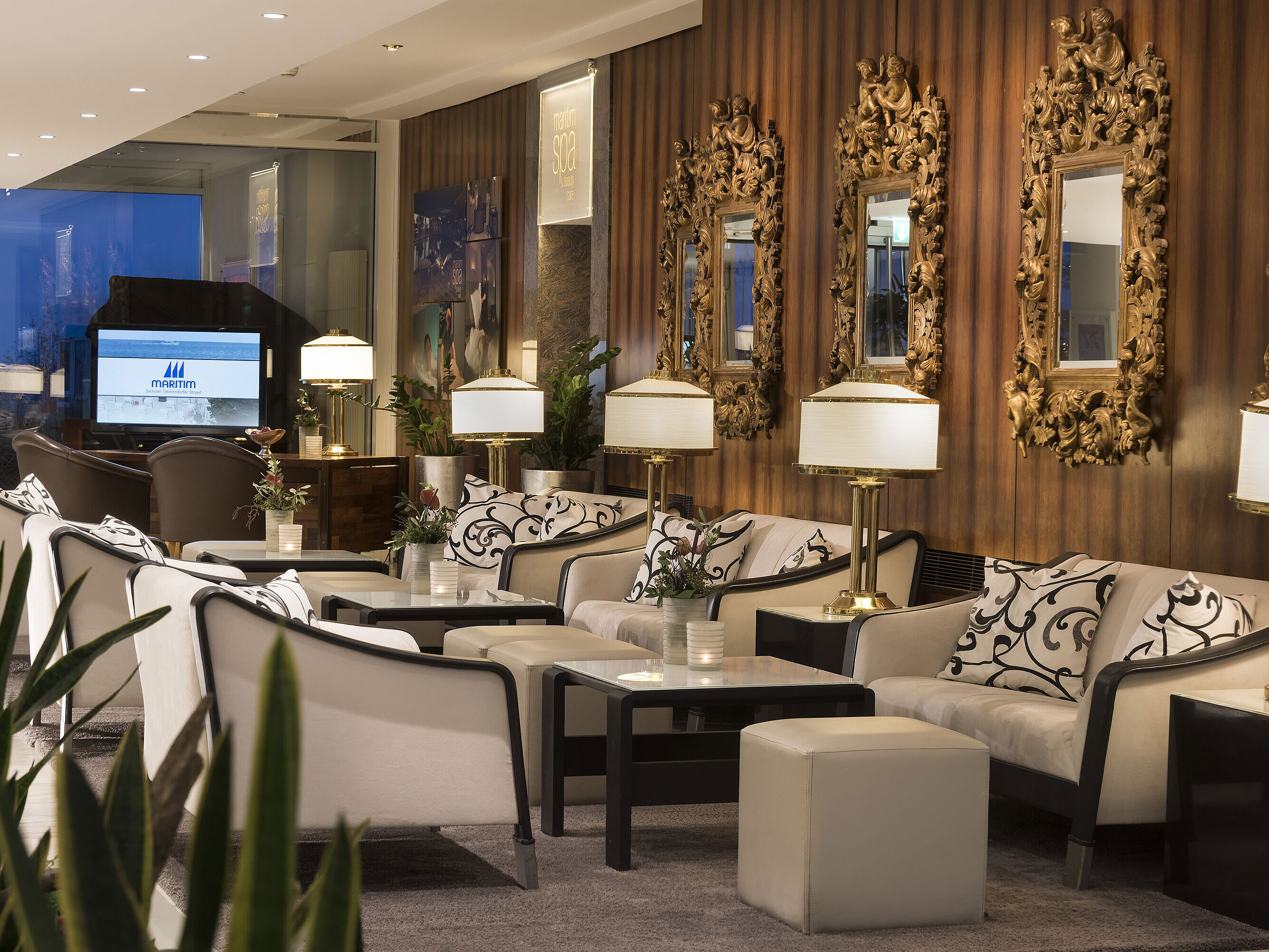 Elegant lobby with seating and gold-framed mirrors at Maritim Seehotel Timmendorfer Strand.