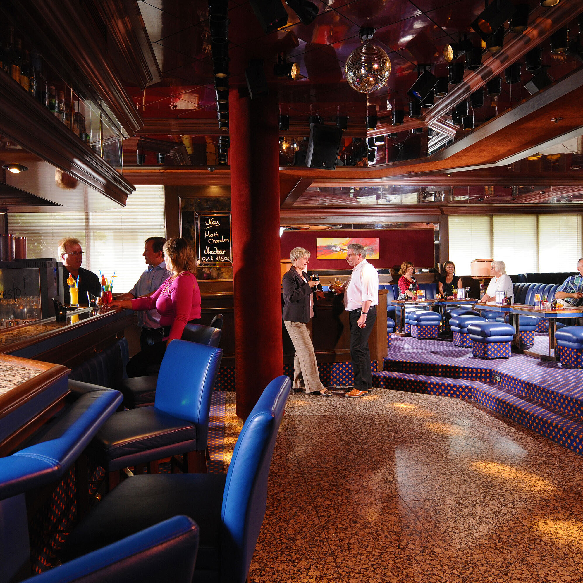 Guests enjoying drinks in the stylish bar of Maritim Hotel Würzburg with a cosy atmosphere