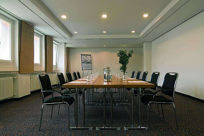 Bright meeting room at Maritim Hotel Fulda with modern equipment and conference table.