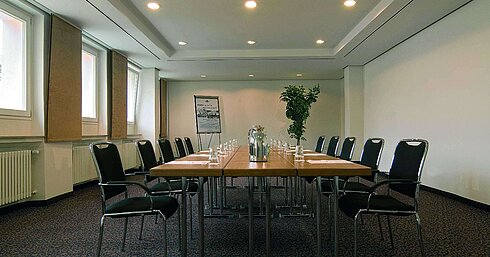 Bright meeting room at Maritim Hotel Fulda with modern equipment and conference table.
