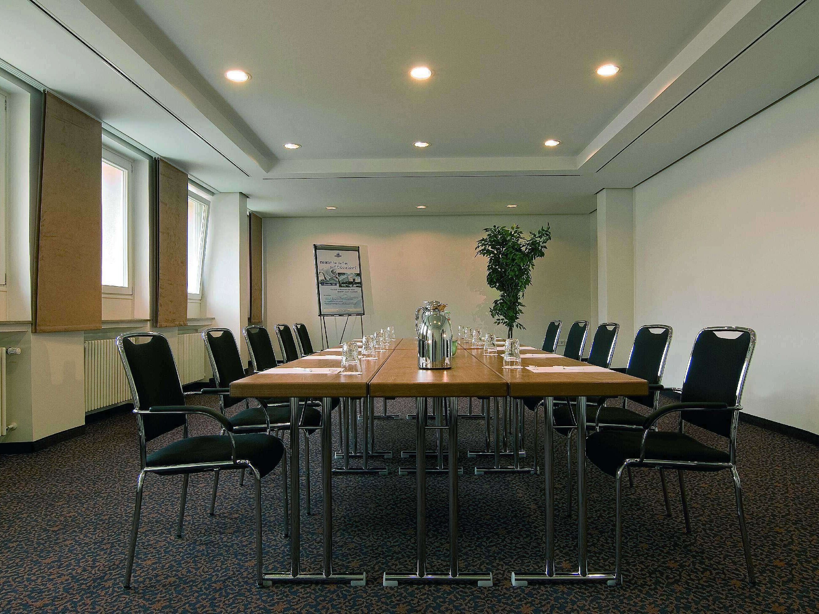 Bright meeting room at Maritim Hotel Fulda with modern equipment and conference table.