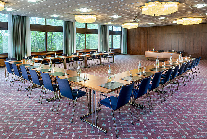 U-shaped meeting room with carpet, large windows and garden view at Maritim Hotel Travemünde