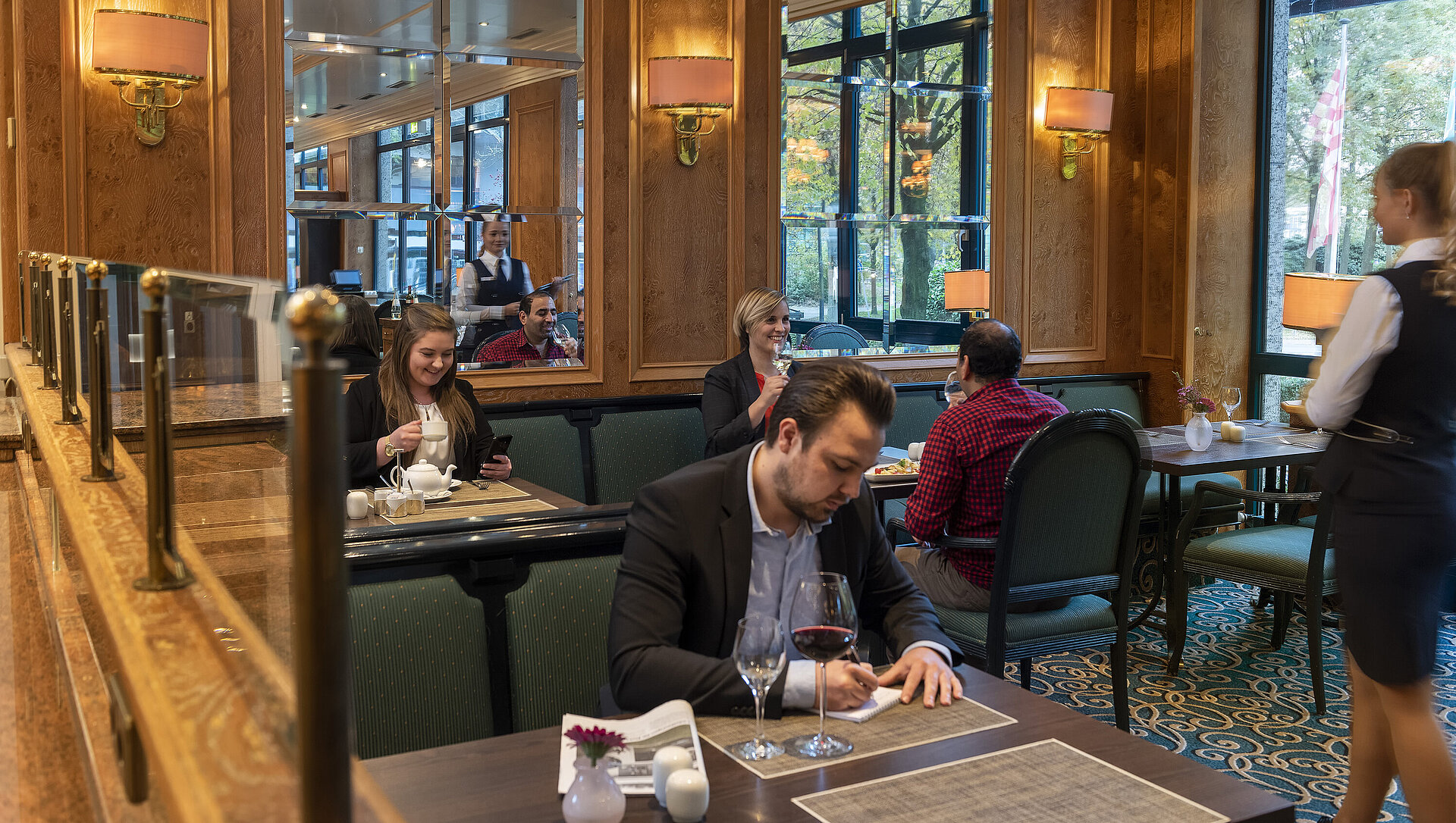 Guests enjoy their meal and relax in the elegant Brasserie of Maritim Hotel Bremen with friendly service and stylish ambiance