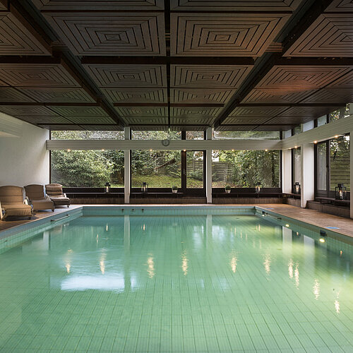 Bright indoor pool at Maritim Hotel Bad Salzuflen with large windows and view of the greenery