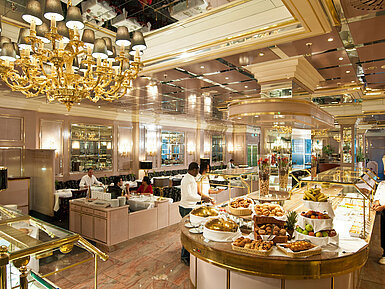 Large breakfast buffet with fresh food at the elegant restaurant of Maritim Hotel Munich
