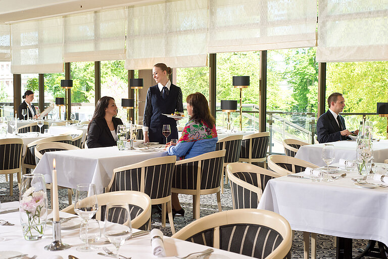 Bright restaurant with garden view at Maritim Hotel Bad Homburg.