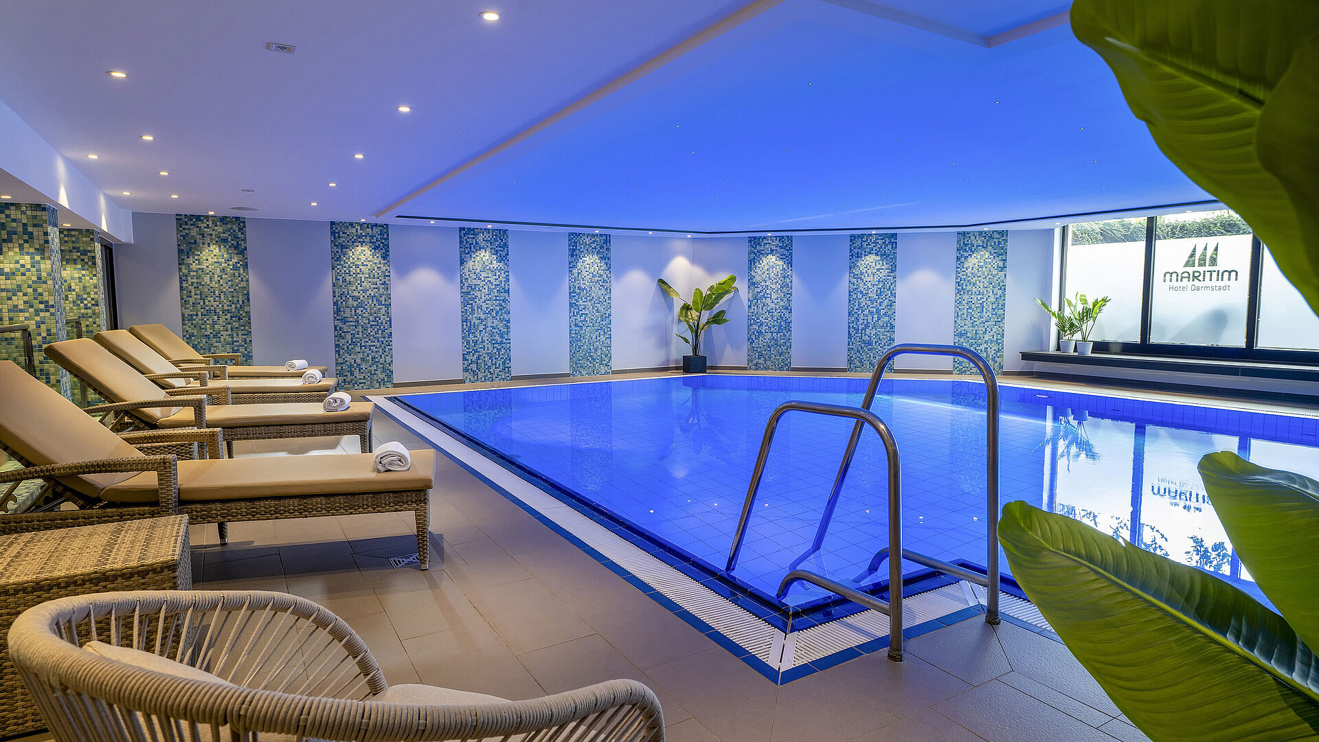 Indoor pool at the Maritim Hotel Darmstadt with comfortable loungers invites you to relax and swim