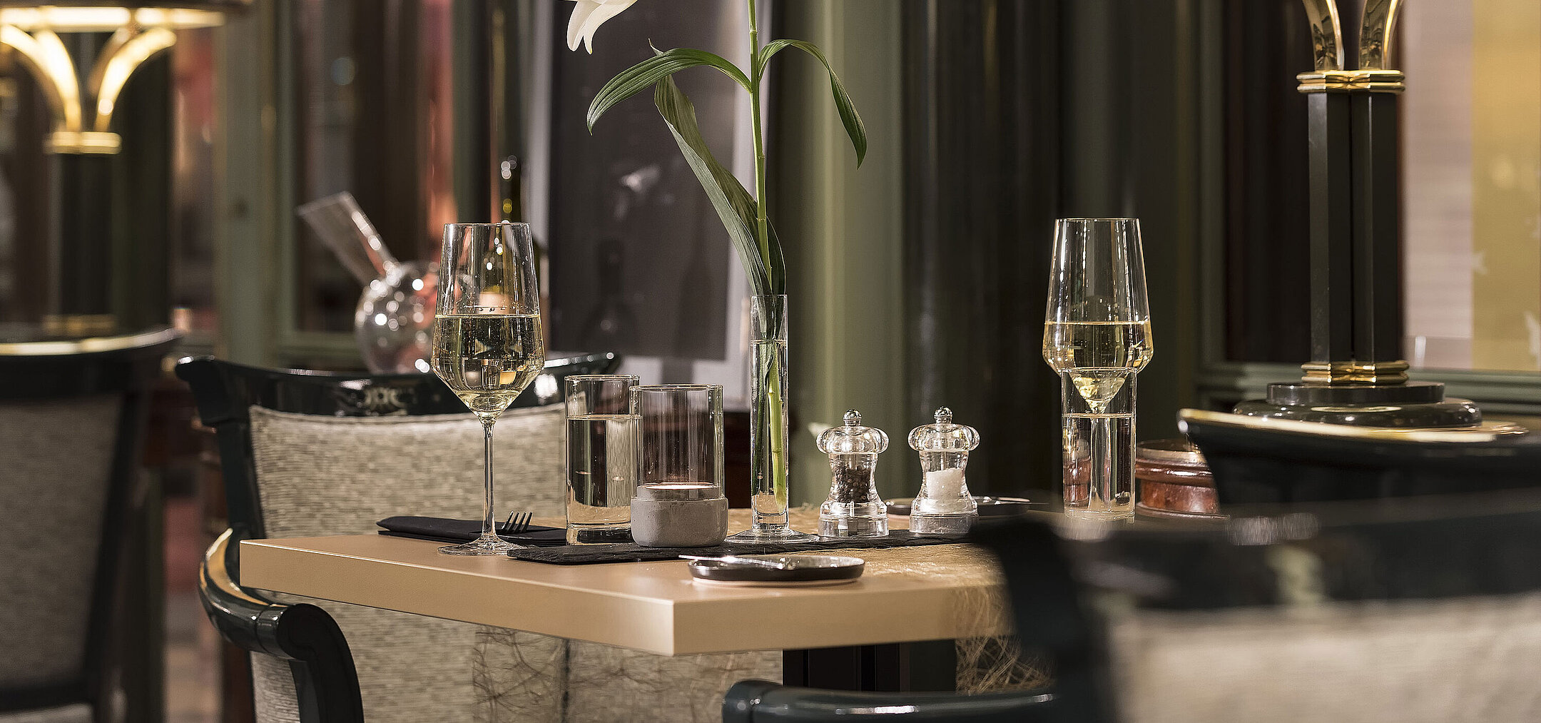 Elegant table with flower and wine glasses at La Marée Restaurant, Maritim Hotel Bonn, perfect for a stylish dinner.