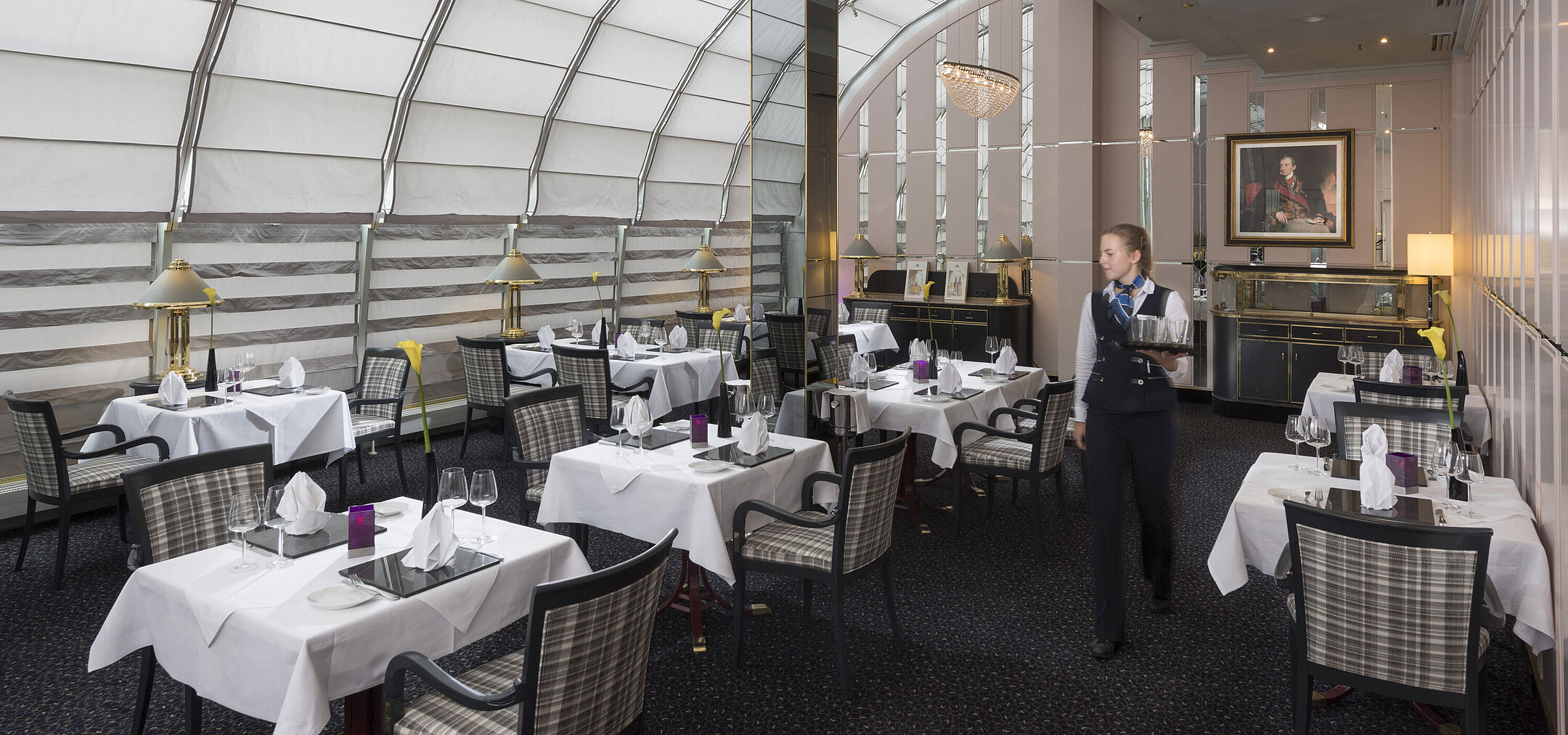 Bright restaurant with staff and stylish interior at the Maritim Hotel Munich