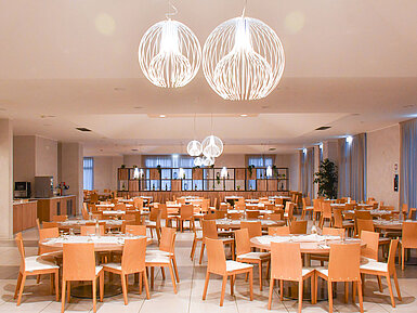 Spacious dining room at Maritim Resort Calabria with elegant lighting and ample seating