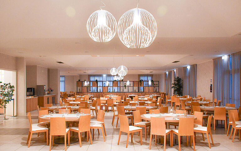 Spacious dining room at Maritim Resort Calabria with elegant lighting and ample seating