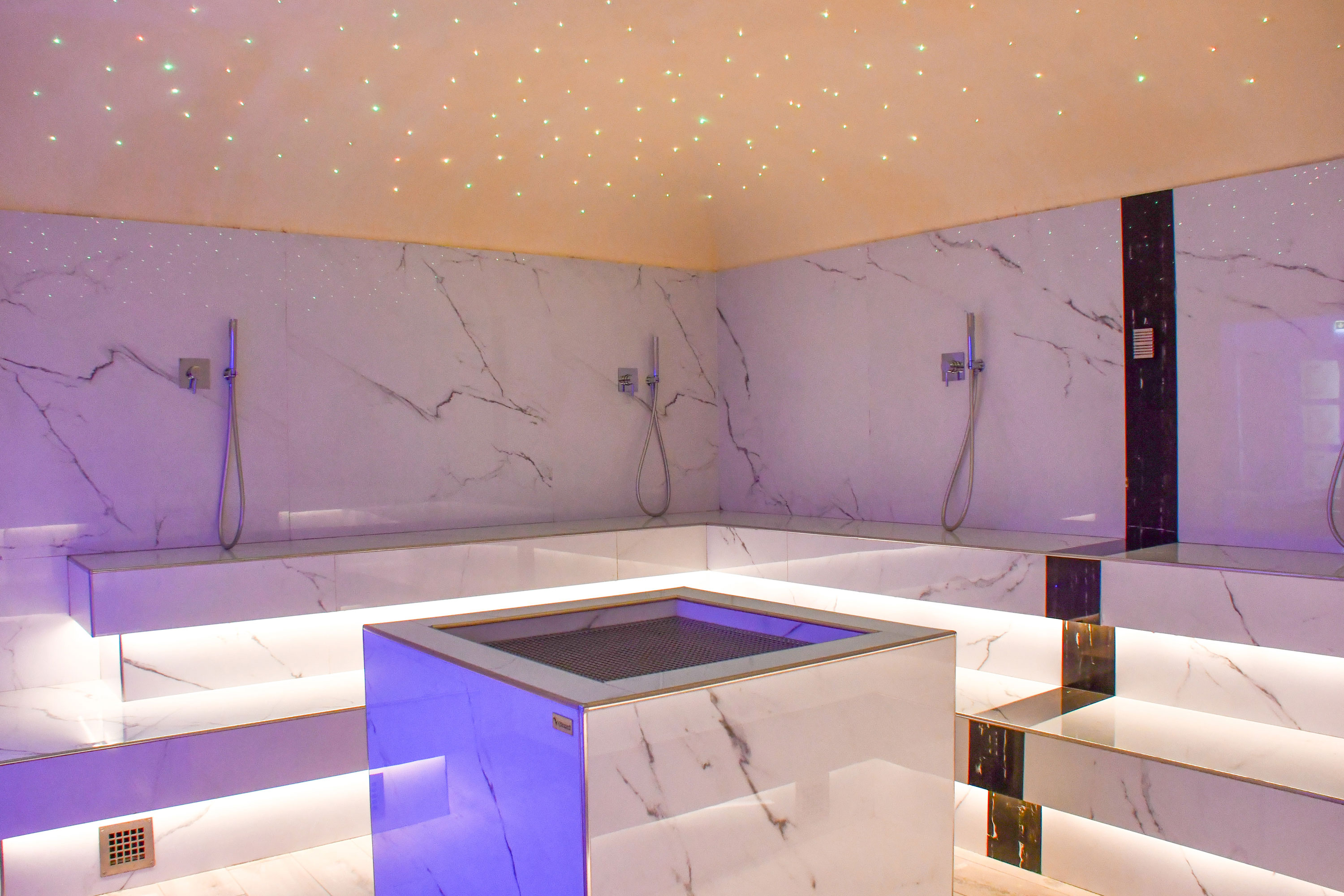 Modern steam room with marble and starry ceiling at Maritim Resort Calabria for exclusive relaxation.